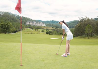 Tiểu Vy chọn nghỉ dưỡng và đánh golf tại SAM Tuyền Lâm Golf Club